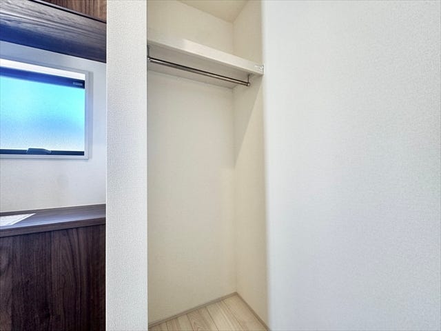 玄関収納スペース:ハンガーパイプや枕棚も標準装備された収納スペースです。