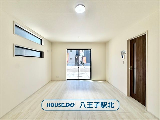 【リビング】
リビング:2面採光なので日当たりがいいのはもちろん、風通しも良好なのでご家族憩いの場のリビングが気持ちの良い空間になっています。