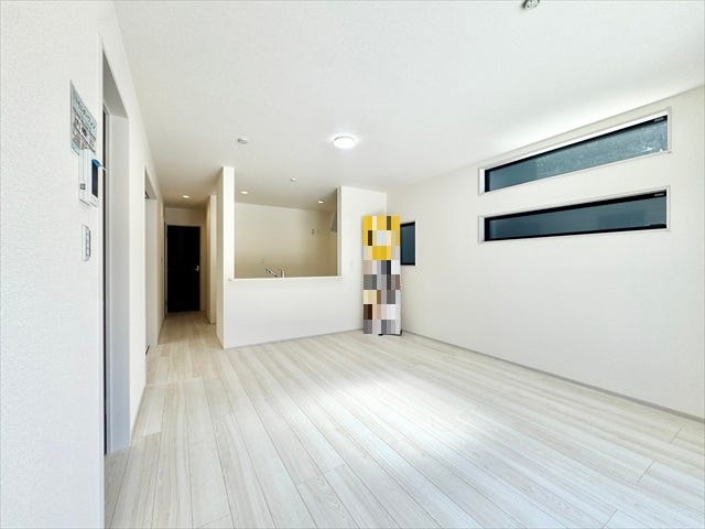 リビング:南西向きで日当たり良好のLDK。南側に大きな窓を設置することで明るい空間です。キッチンからリビング全体が見渡せ調理しながら家族と会話も弾みそう。