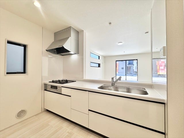 キッチン:カウンタースペースがあるので、出来立てのお料理の一時置き場や、食べ終わったお皿の一時置き場など多用に使うことができそうです。