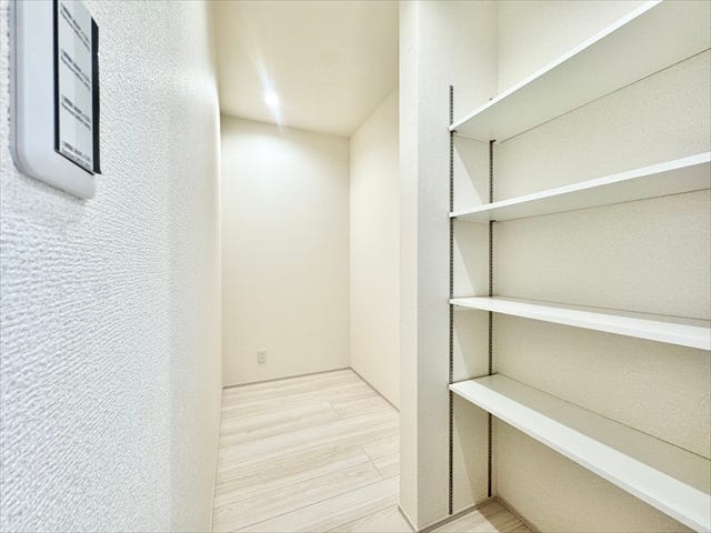 パントリー:キッチンからすぐ届く位置にパントリーが設けてあります。食器や食用品のストックなどを入れておけるので重宝します♪