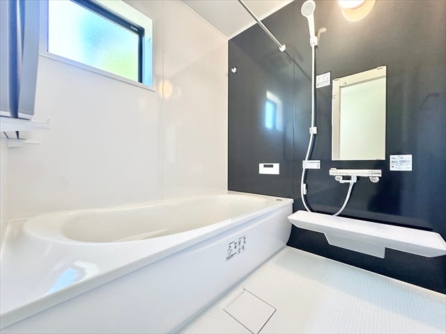 浴室:足を伸ばせるお風呂♪毎日の疲れを癒したり、お子様との会話ができるのは広いバスタブならではですね!