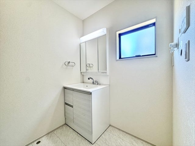 洗面所:洗面台には収納もしっかりついていますので、洗剤やシャンプーなどのストックもできます。大きな鏡で朝の身支度も楽々♪