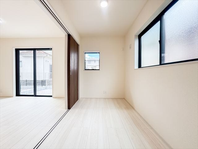 3.5帖洋室:リビング隣接でお子様の遊び場としてはもちろん、来客時の寝室としてもお使いいただけます。2面採光で明るいお部屋になっています。