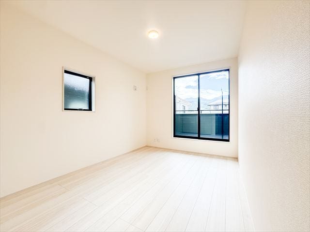 6.5帖洋室:バルコニーにつづく大きめの窓からたっぷりと日差しが降り注ぎます。2面採光なので、明るいお部屋でもちろん風通しも良好です。