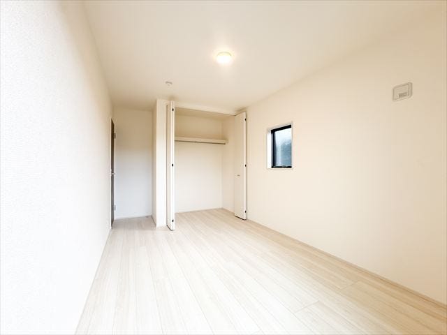 6.5帖洋室:収納がしっかりあるので、お部屋を広くお使いただけます。小物なども収納できるのでレイアウトも楽しむことができそうです。