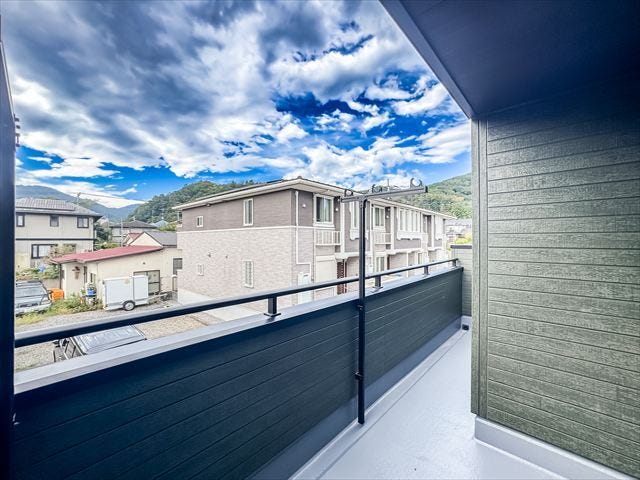 バルコニー:6.5帖と6帖のお部屋から出入りできる南西向きのバルコニーです。晴れた日は気持ちよくお洗濯を干すことができそうですね。