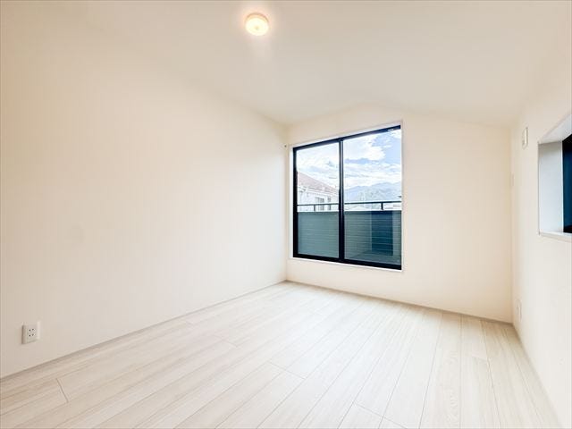 6帖洋室:バルコニーへ出入りのできる洋室。大型の寝具なども直接バルコニーで干すこともできますね。