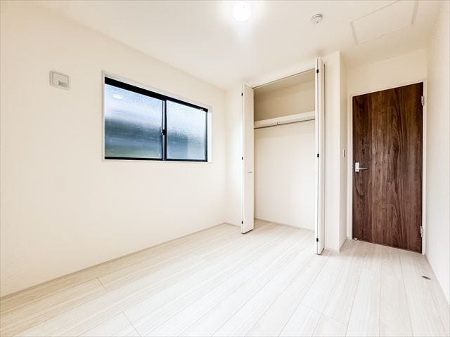 5.3帖洋室:東側からは朝日を取り込むことのできるので、寝室にぴったり。目覚めのいい朝を迎えれそうですね。