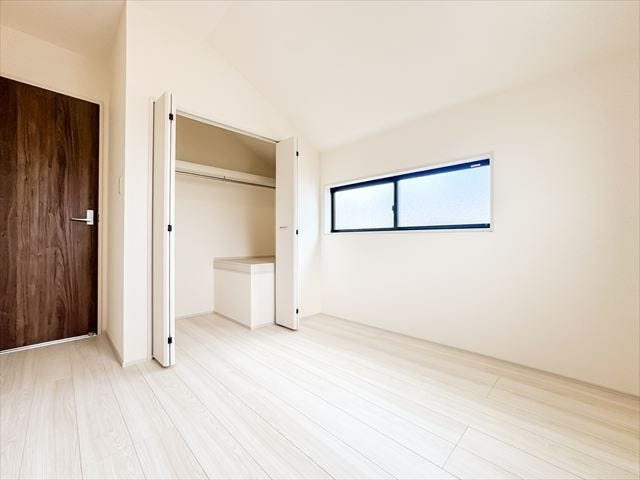 5帖洋室:収納スペースがあるのでコンパクトなお部屋ですがスッキリと片付けることができ、お部屋を広くお使いいただけます。