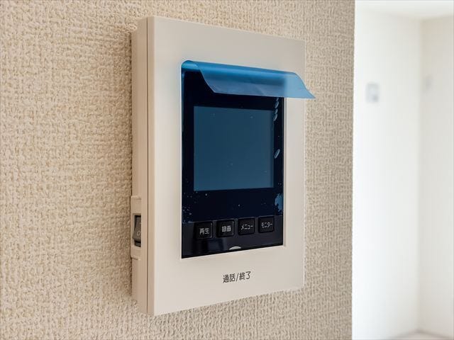モニター付きインターホン:訪問者の顔を確認できるので防犯の効果が高まり暮らしに安心を与えてくれます。