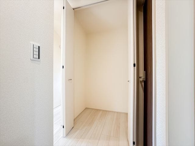 廊下収納:掃除道具やストックの収納に便利です。