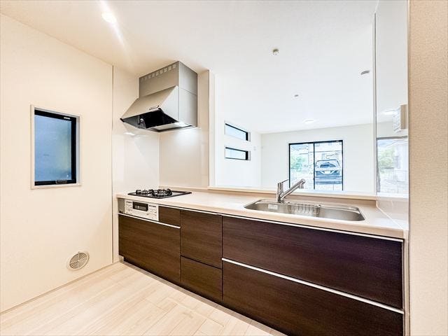 キッチン:カウンタースペースがあるので、出来立てのお料理の一時置き場や、食べ終わったお皿の一時置き場など多用に使うことができそうです。