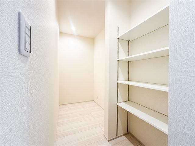 パントリー:キッチンからすぐ届く位置にパントリーが設けてあります。食器や食用品のストックなどを入れておけるので重宝します♪