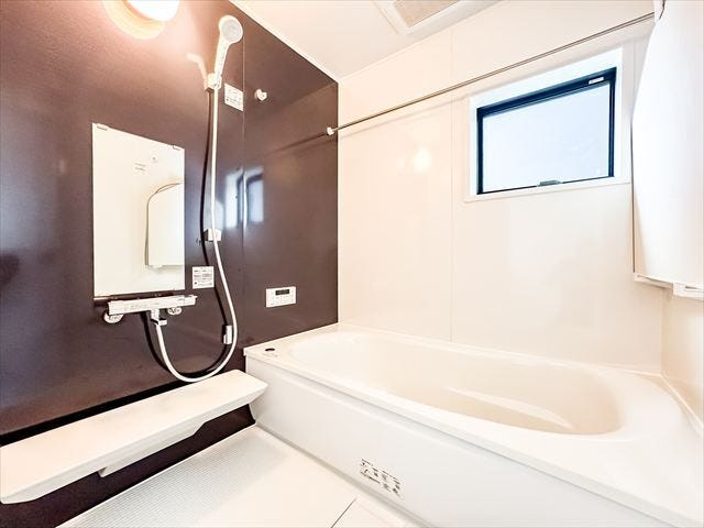 浴室:足を伸ばせるお風呂♪毎日の疲れを癒したり、お子様との会話ができるのは広いバスタブならではですね!