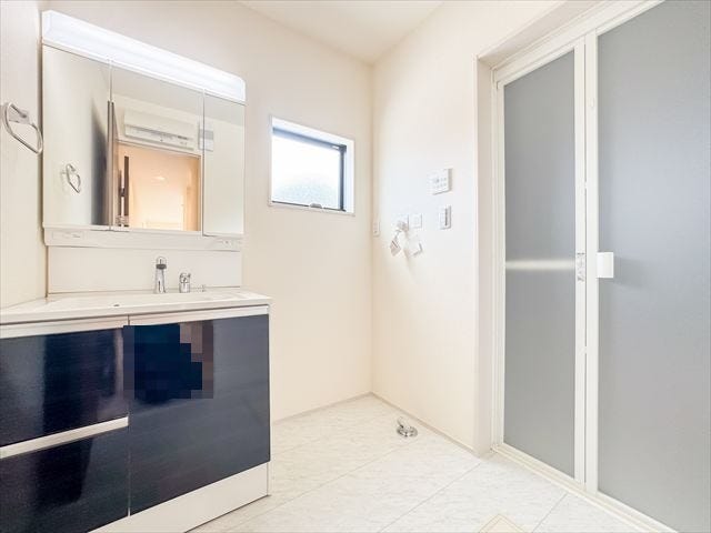 洗面所:洗濯機置き場の上には窓があり、こもりがちな湿気もしっかり換気することができます。洗面台の下や三面鏡の裏には収納がありすっきりと片付けることができます。