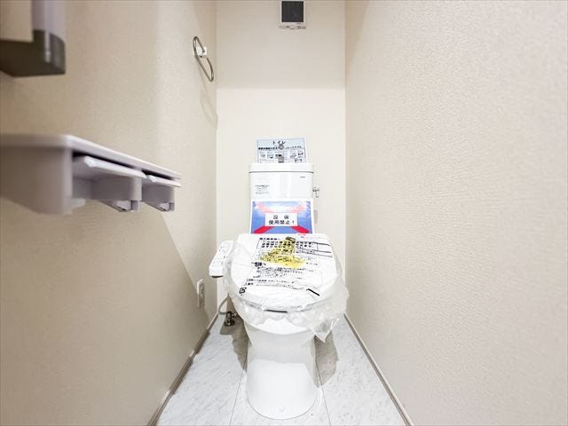 トイレ:白を基調としたシンプルな壁紙のトイレになります。2階にも設置されているのでお部屋からの移動も短縮できますね。