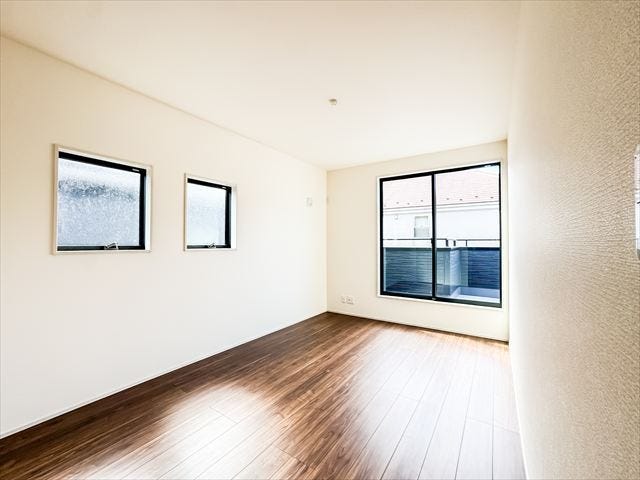 7帖洋室:南西向きの大きめの窓がたっぷりと日差しを入れてくれます。バルコニーにすぐ出れるので、お布団を干しやすくなっています。