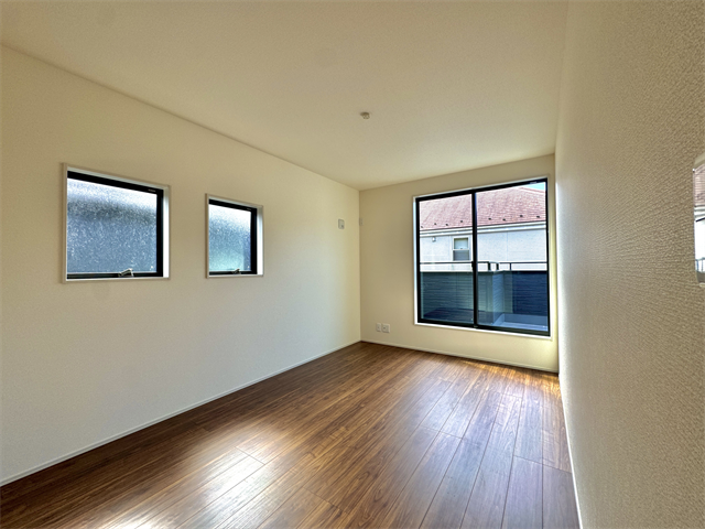 7帖洋室:南西向きの大きめの窓がたっぷりと日差しを入れてくれます。バルコニーにすぐ出れるので、お布団を干しやすくなっています。