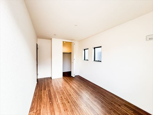 7帖洋室:ウォークインクローゼット付きの洋室です。木の優しい肌触りのフローリングがリラックスできる空間を演出しています。