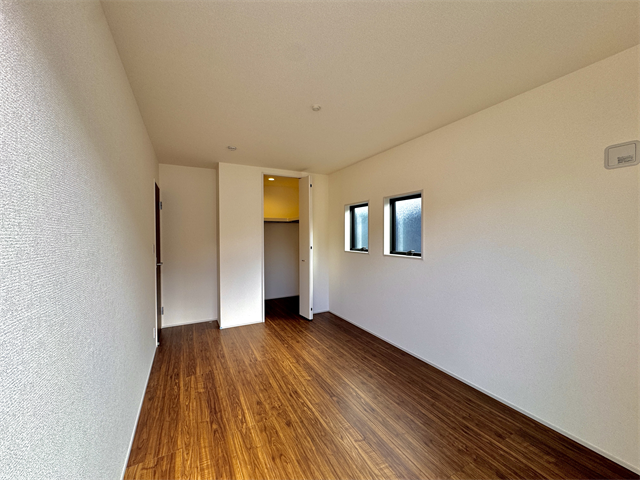 7帖洋室:ウォークインクローゼット付きの洋室です。木の優しい肌触りのフローリングがリラックスできる空間を演出しています。