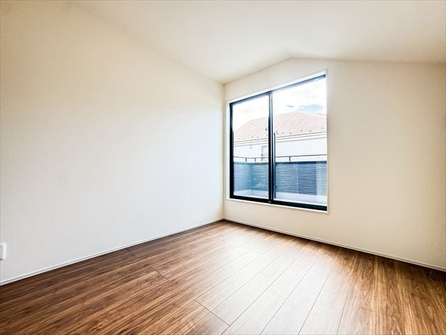 南側5.3帖洋室:バルコニーへ出入りのできる洋室。大型の寝具なども直接バルコニーで干すこともできますね。