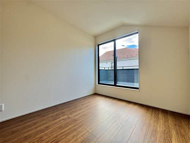 南側5.3帖洋室:バルコニーへ出入りのできる洋室。大型の寝具なども直接バルコニーで干すこともできますね。