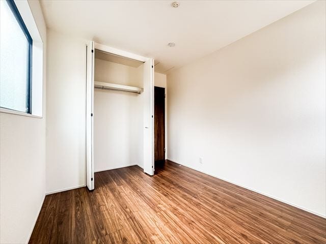 南側5.3帖洋室:収納がしっかりあるので、お部屋を広くお使いただけます。小物なども収納できるのでレイアウトも楽しむことができそうです。