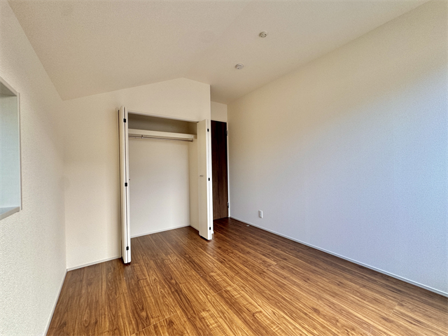 南側5.3帖洋室:収納がしっかりあるので、お部屋を広くお使いただけます。小物なども収納できるのでレイアウトも楽しむことができそうです。