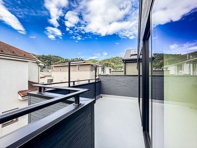 バルコニー:ゆとりのあるバルコニーはテーブルなどを置いて第二リビングとして家族の憩いの場にも◎