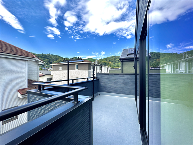 バルコニー:ゆとりのあるバルコニーはテーブルなどを置いて第二リビングとして家族の憩いの場にも◎