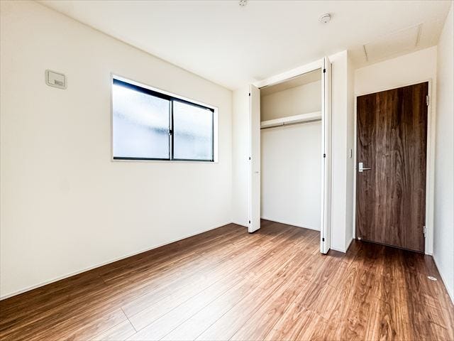 北側5.3帖洋室:東側からは朝日を取り込むことのできるので、寝室にぴったり。目覚めのいい朝を迎えれそうですね。