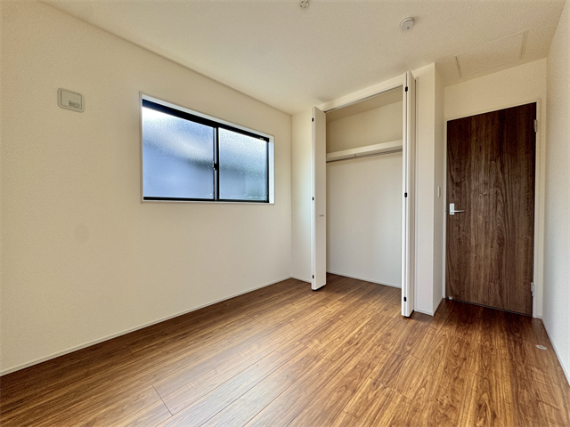 北側5.3帖洋室:東側からは朝日を取り込むことのできるので、寝室にぴったり。目覚めのいい朝を迎えれそうですね。