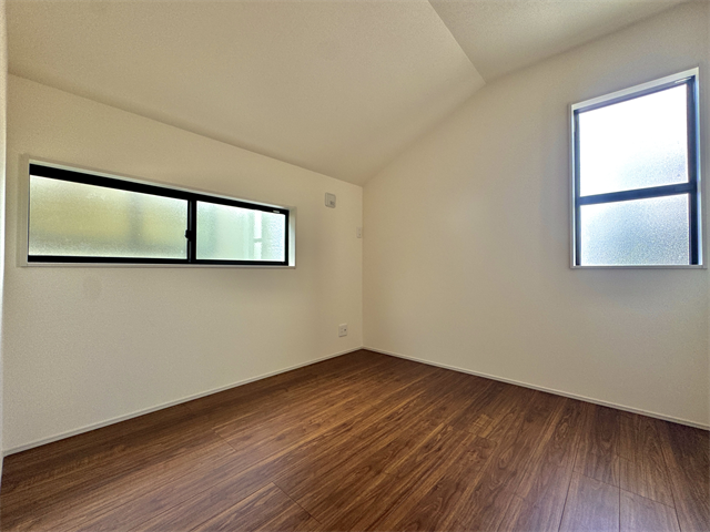 5帖洋室:横長の窓がたっぷりと日差しを入れてくれるので、北側にあるお部屋ですが明るい空間になっています。天気のいい日の朝は気持ちよく起きることができそうです。