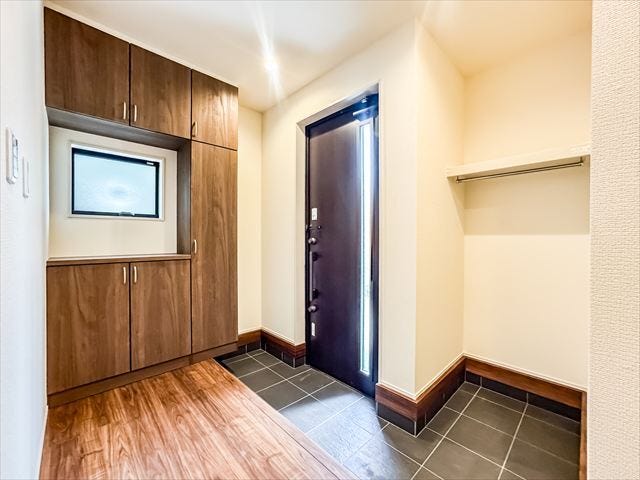 玄関:たっぷりと収納することができるので、玄関をすっきり片付けることができます。ご家族を気持ちよく迎えることができそうです。