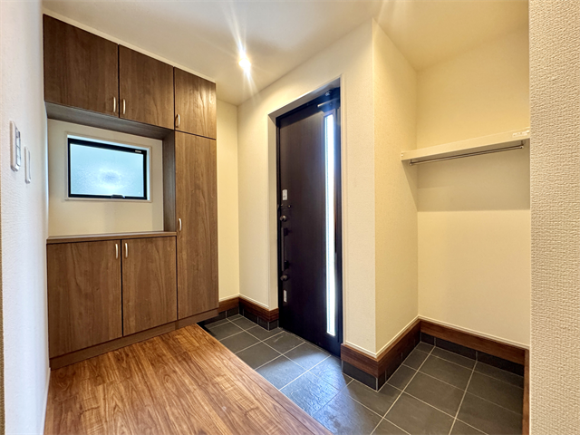 玄関:たっぷりと収納することができるので、玄関をすっきり片付けることができます。ご家族を気持ちよく迎えることができそうです。