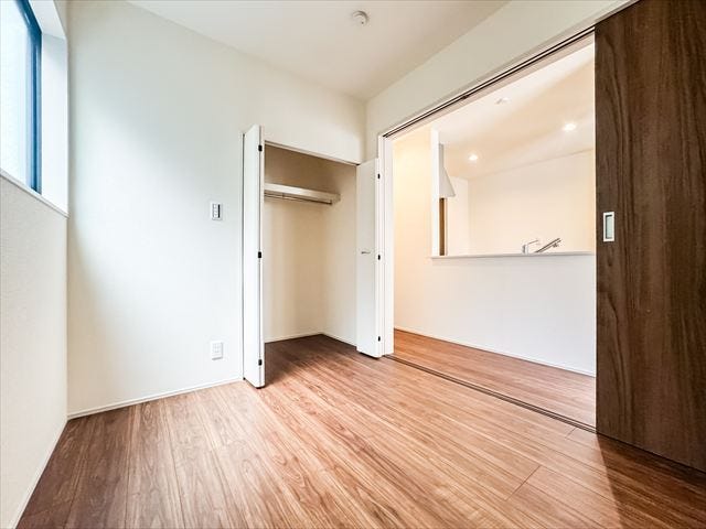 ストレージルーム:窓や収納もついています。客間としても使えるので便利です。