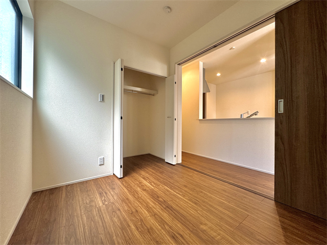 納戸:窓や収納もついています。客間としても使えるので便利です。