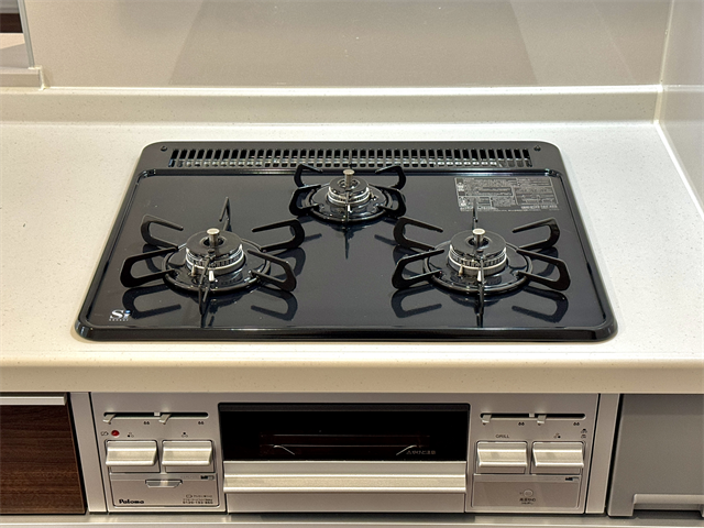 キッチン:3口ガスコンロなので一度に同時調理ができ、ご飯の準備もすぐにできそうです。