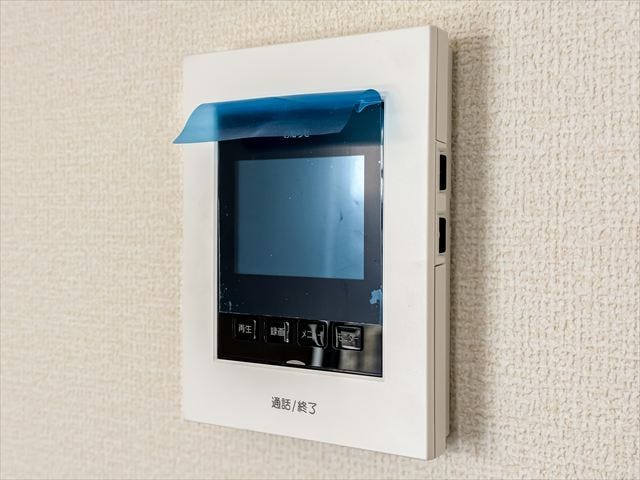 モニター付きインターホン:訪問者の顔を確認できるので防犯の効果が高まり暮らしに安心を与えてくれます。