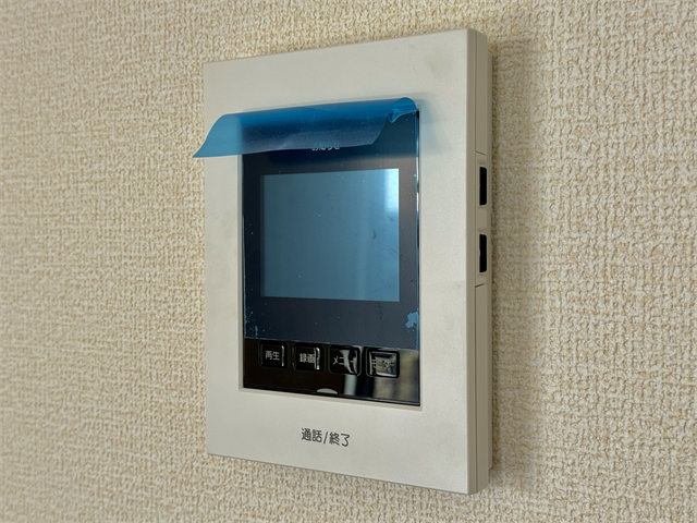 モニター付きインターホン:訪問者の顔を確認できるので防犯の効果が高まり暮らしに安心を与えてくれます。