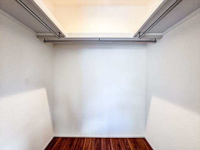 ウォークインクローゼット:棚が備え付けてあるので、スッキリと片付ける事が出来ますね。