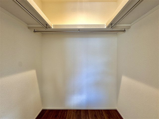 ウォークインクローゼット:棚が備え付けてあるので、スッキリと片付ける事が出来ますね。