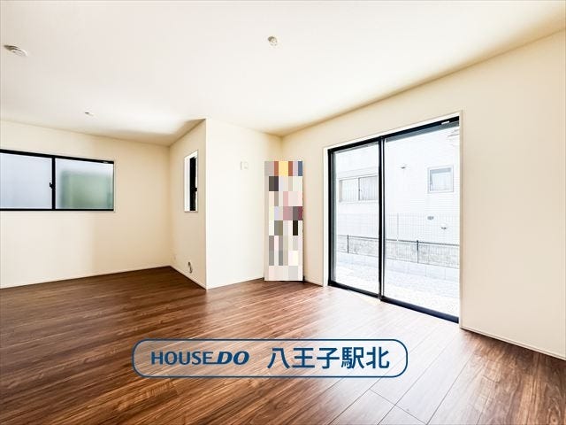 【リビング】
リビング:2面採光なので日当たりがいいのはもちろん、風通しも良好なのでご家族憩いの場のリビングが気持ちの良い空間になっています。