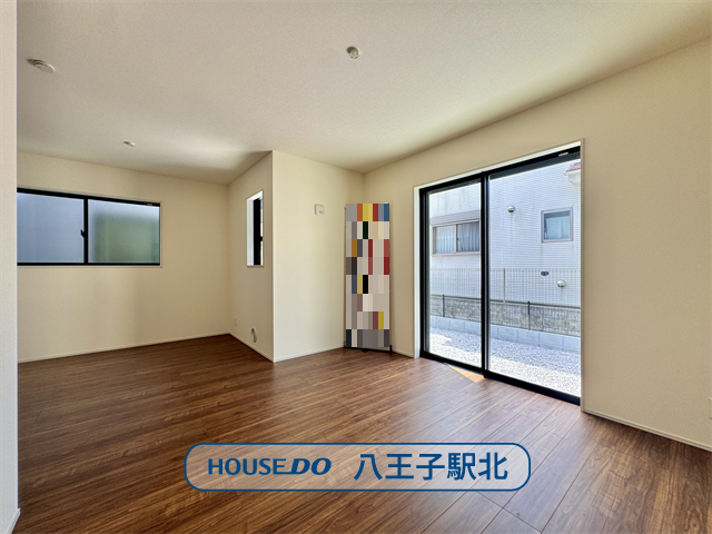 【リビング】
リビング:2面採光なので日当たりがいいのはもちろん、風通しも良好なのでご家族憩いの場のリビングが気持ちの良い空間になっています。