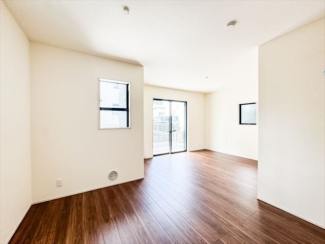 リビング:南西側の窓からたっぷりと日差しが降り注ぎます。道路に面していないので、外からの視線が気になりにくくなっています。