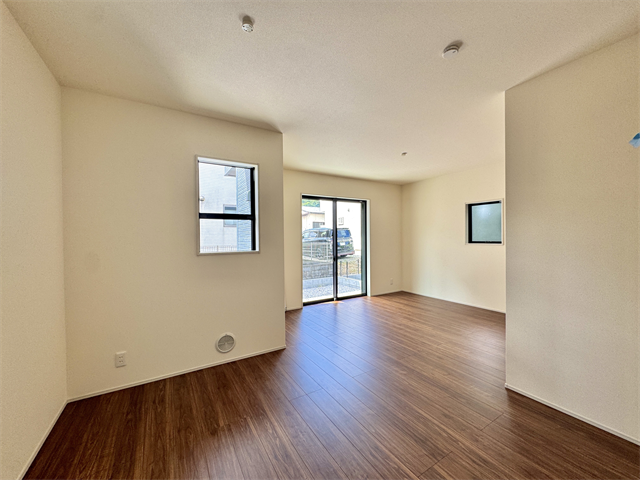 リビング:南西側の窓からたっぷりと日差しが降り注ぎます。道路に面していないので、外からの視線が気になりにくくなっています。