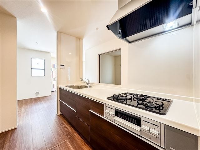 キッチン:カウンタースペースには小物や観葉植物などを置くことができます。お気に入りの物を見つけて自分好みの空間にすることができます。