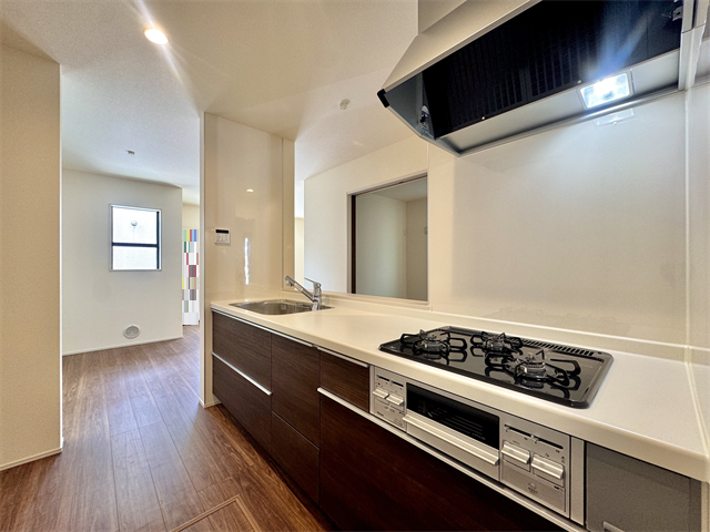 キッチン:カウンタースペースには小物や観葉植物などを置くことができます。お気に入りの物を見つけて自分好みの空間にすることができます。