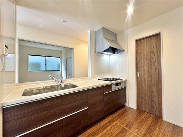 キッチン:料理もお手入れもしやすいシステムキッチンです。スライド式の引き出しは収納力はもちろん、取り出しやすいのが魅力ですね。